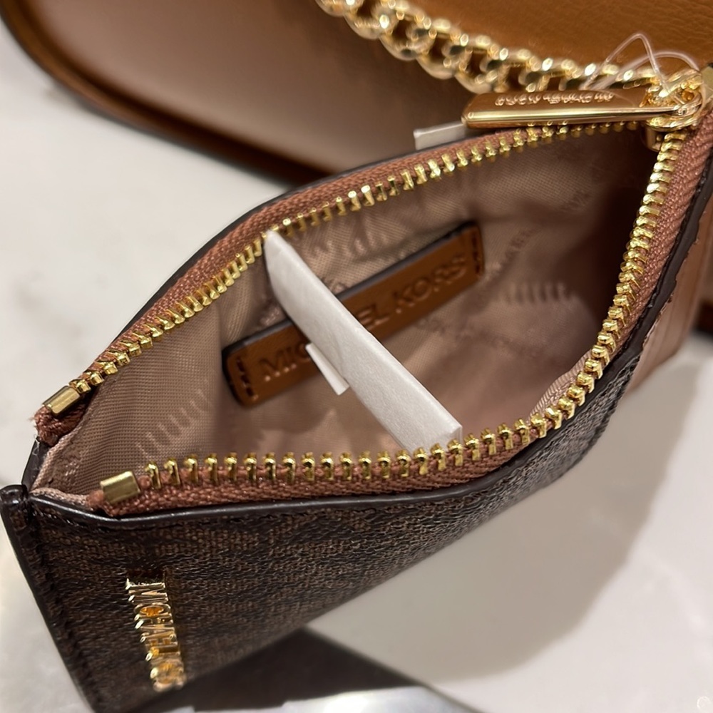 Michael Kors Jet Set Travel Medium Top Zip Card Case Wallet
PVC Leathr
Brown
NWT - Picture 8 of 16
